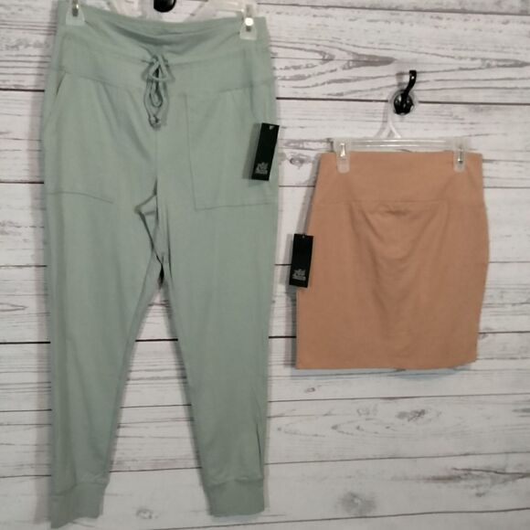 NWT: "Wild Fable" "Wizarding World"woman's skirt & stretch pants & box of socks - Picture 2 of 13